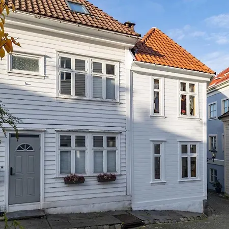 Dinbnb L Traditional Bergenhouse L Roofterrace L 1900 Charm ברגן
